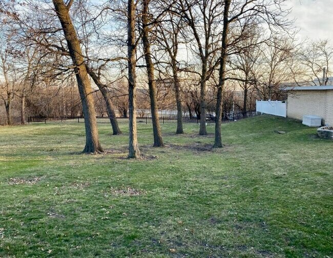 Building Photo - 11 Woodridge Dr