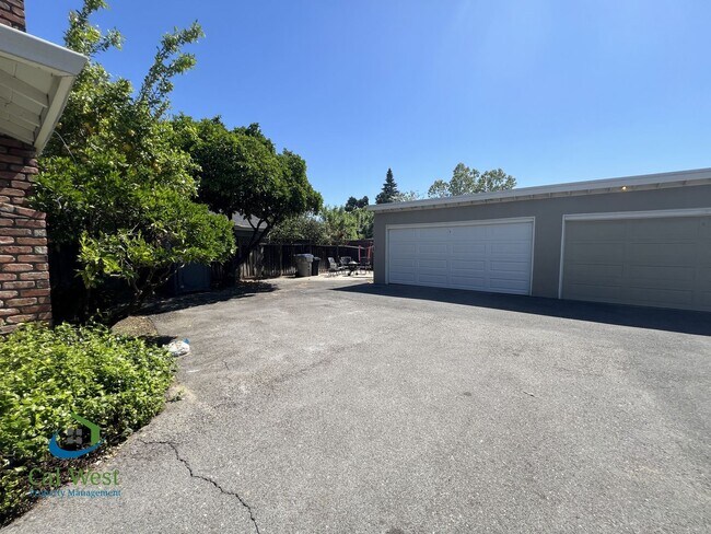 Building Photo - $2,895 - UPDATED 2 BR/1BA Duplex-Downtown Willow Glen!