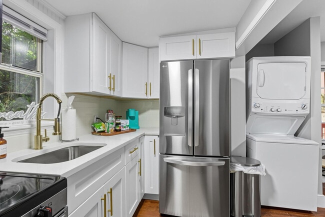 Building Photo - 250 Indale Ave