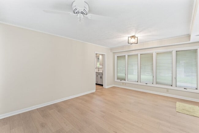 Building Photo - Beautiful renovated home in Schnitzelburg