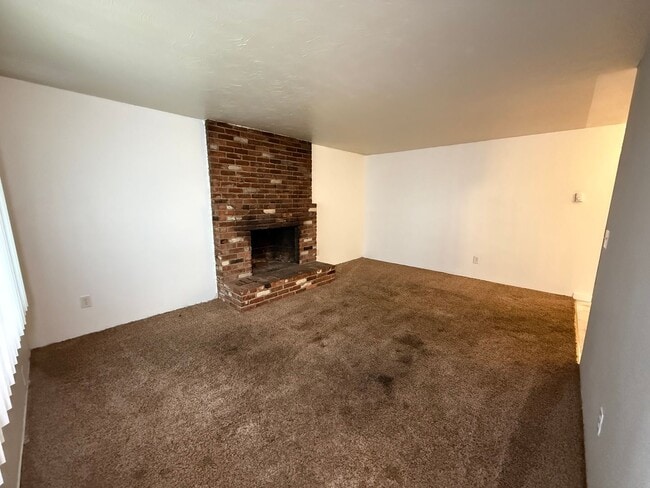 Interior Photo - 943 East Augusta Avenue