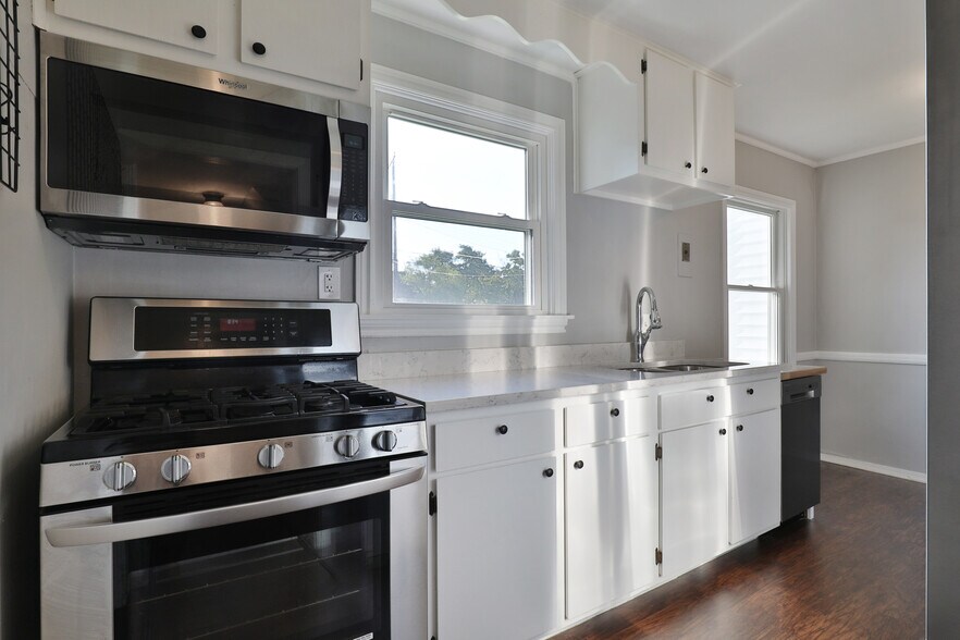 Building Photo - 5586 Emerson Ave