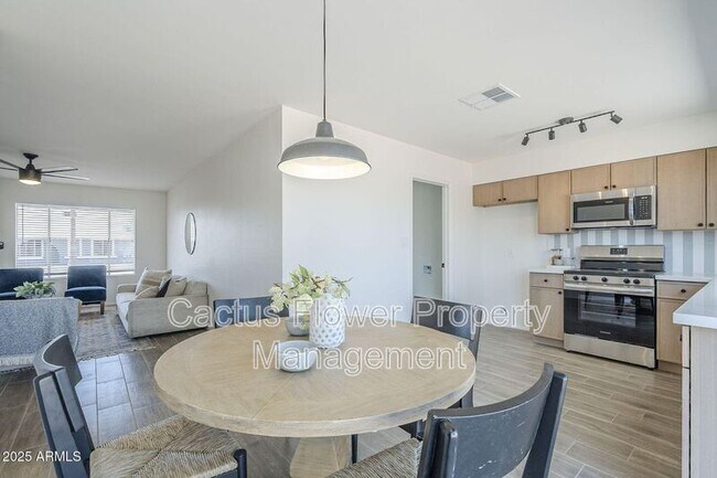Building Photo - 1708 W Estrella Dr