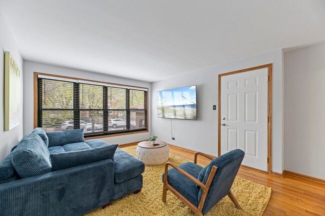 Primary Photo - 2034 W Berteau Ave