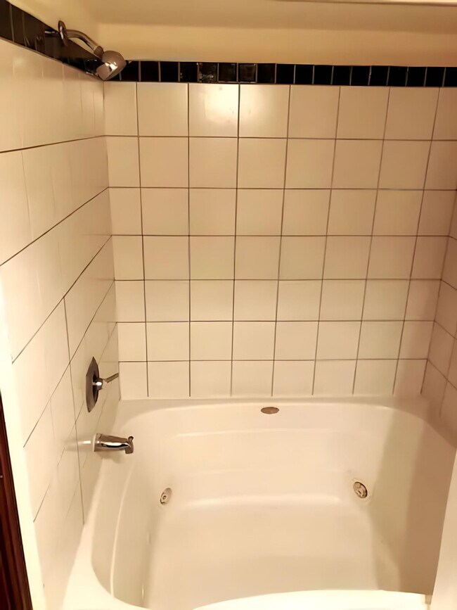 Building Photo - 402 W Dayton St