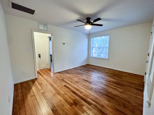 Building Photo - 2BR/1BA Renovated Cottage Within Minutes o...