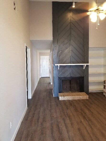 Building Photo - 13138 Los Espanada St