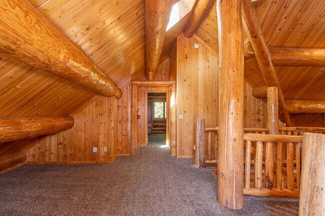 Building Photo - Luxury secondary Lake Property offering 3 beds 2.5 baths and bonus space