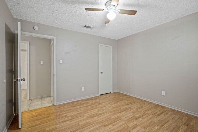 Building Photo - 2429 Lakeview Cir