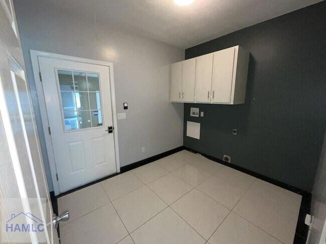 Building Photo - 380 Tremain Dr