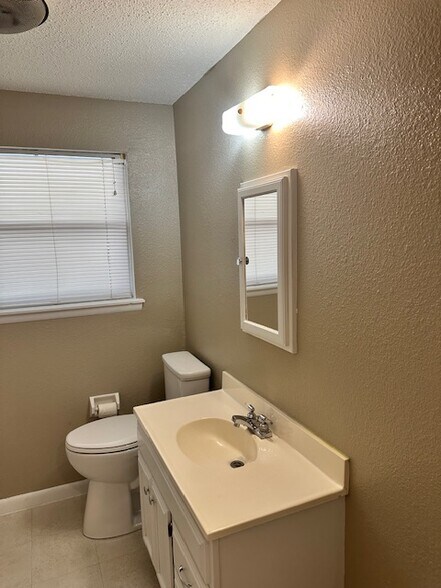 Building Photo - 721 N Bristow Ave