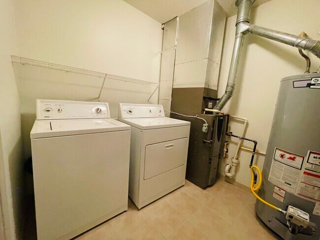 Building Photo - Great 3 Bed 2 Bath House with Garage!!