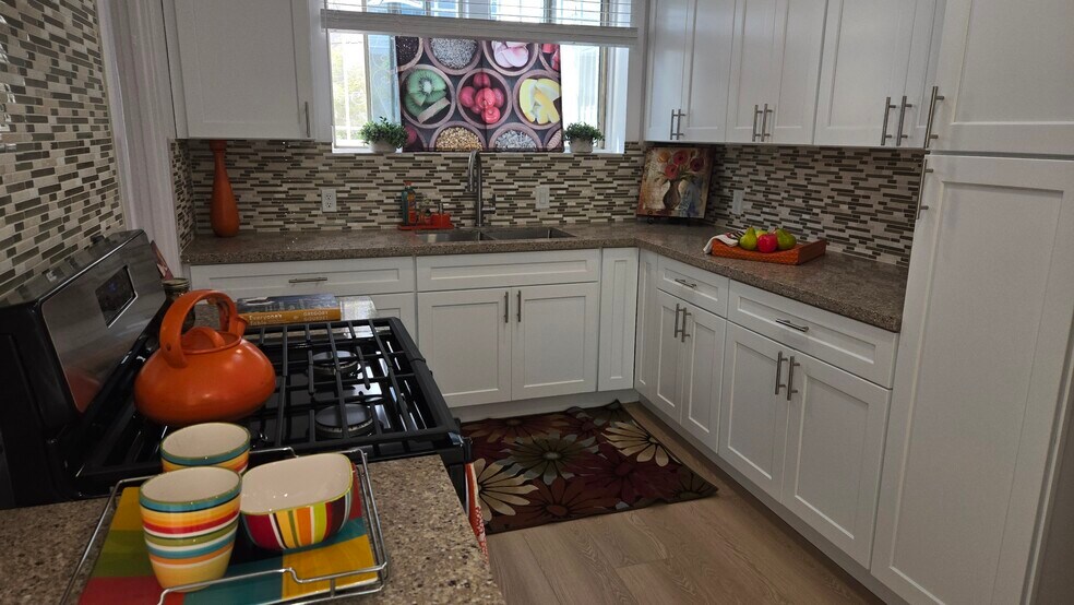 kitchen w/stove - 4269 McClung Dr