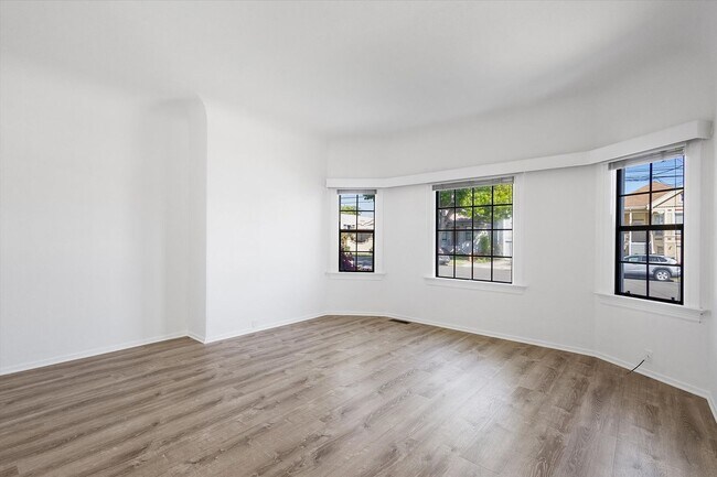 Building Photo - 1087 Park Ave