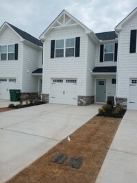 Building Photo - "Charming 3-Bed Townhouse Retreat with 2.5 Baths in Fountain Inn!"