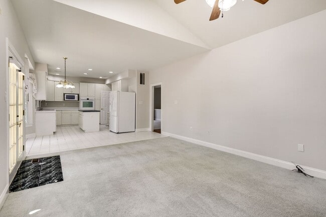 Building Photo - 3 Bed 2 Full Bath 2 Half Bath - Silver Spr...