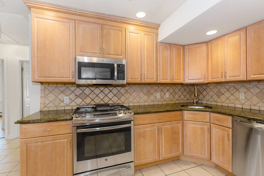 Building Photo - 130 N 7th St