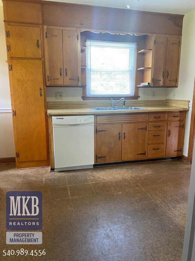 Building Photo - 3 Bedroom 2 Bath Brick Ranch- Hidden Valley School Zone