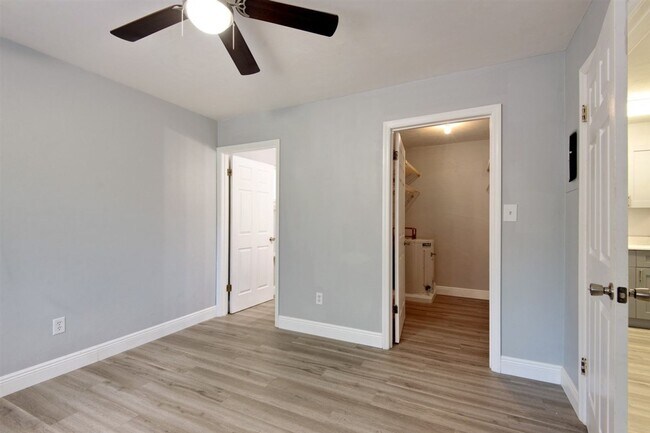 Building Photo - 214 Columbia Dr