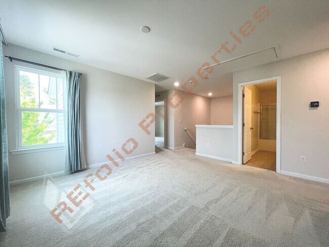 Building Photo - Beautiful 4 Bedroom 2.5 Bathroom End Unit ...