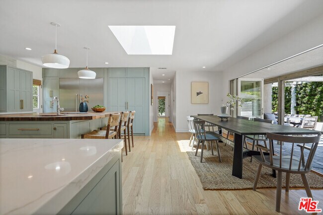 Building Photo - 215 S Medio Dr