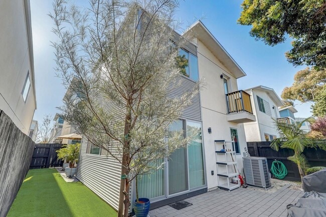 Building Photo - Available Modern Long Term Unfurnished hom...
