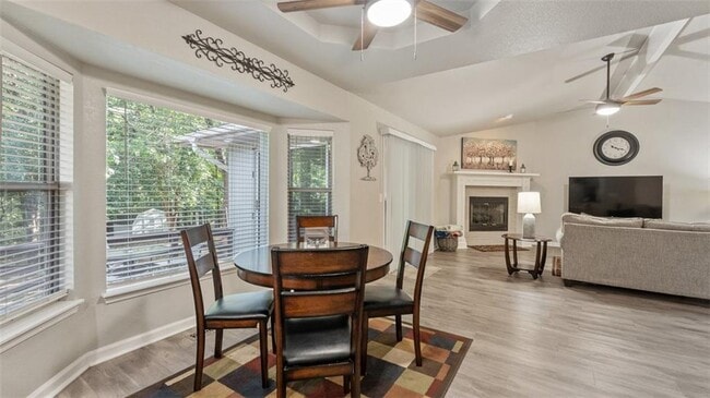 Building Photo - 9 E Elvendon Dr