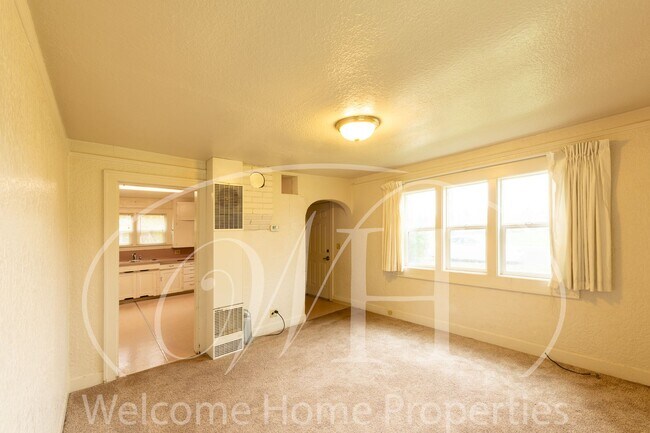 Building Photo - Cozy Home with Storage in Quiet Convenient Location