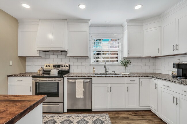 Building Photo - 658 White Ct