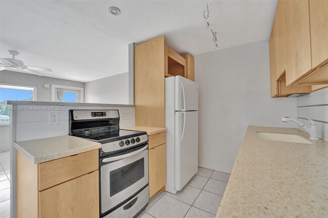 Building Photo - 2909 Middle River Dr