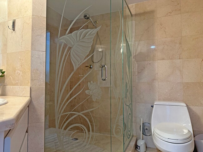 Building Photo - Stunning furnished 3-bedroom, 3-bathroom c...