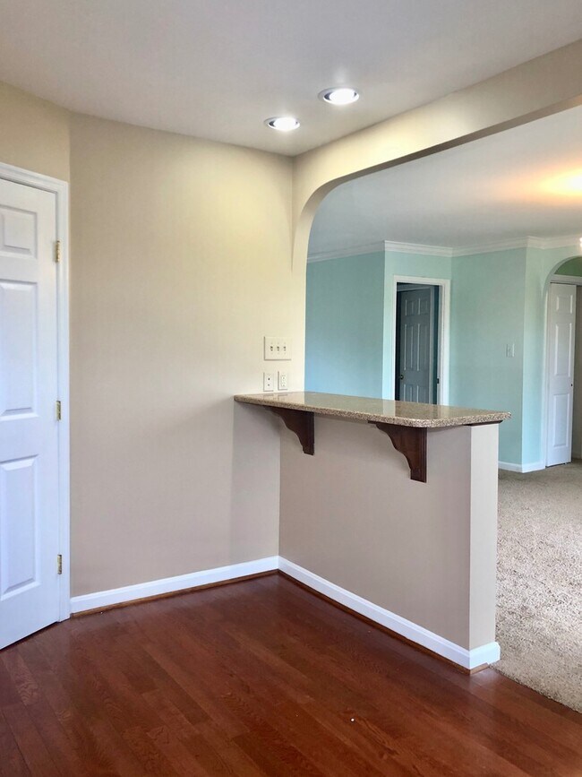 Building Photo - Updated 2Bed/2Bath Top-Floor Towson Condo ...