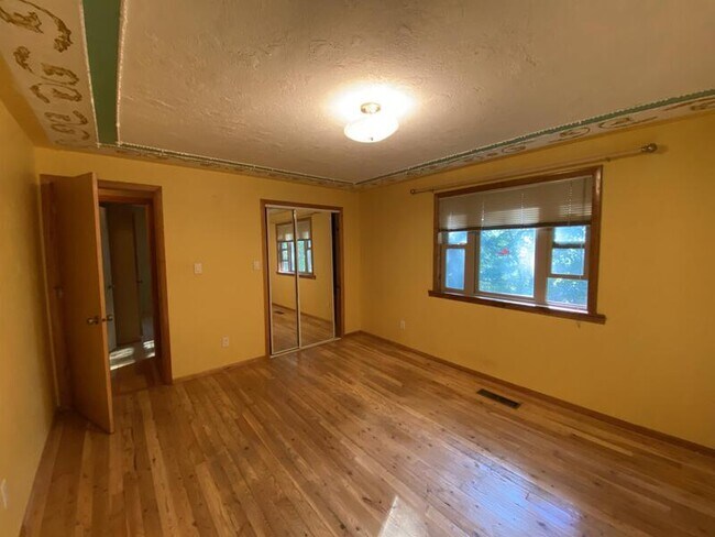 Building Photo - 2360 S 60th E