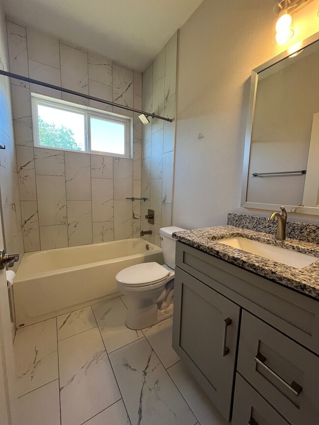Building Photo - Newer Construction 3 Bedrooms 2 Baths!