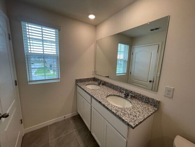 Building Photo - Beautiful 3 Bedroom 2.5 Bathroom Townhome in Windrose