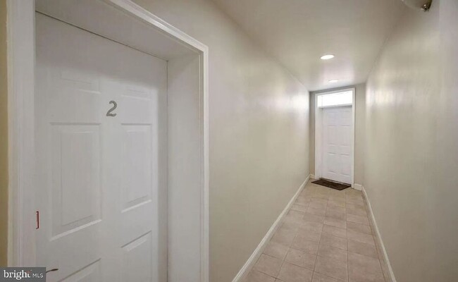 Building Photo - Bright 2 Bedroom Condo - Close to everythi...