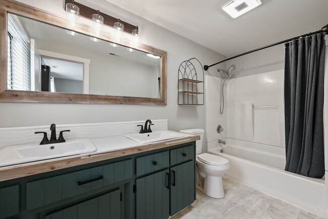 Building Photo - Home with private Long Lake community beac...