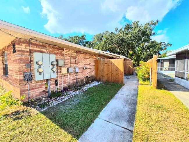 Building Photo - 3141 Bloomingdale Villas Ct