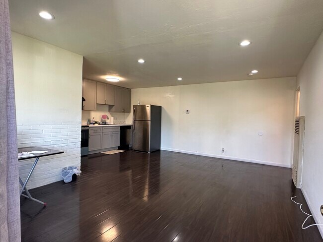 Building Photo - 407 Lloyd Ave