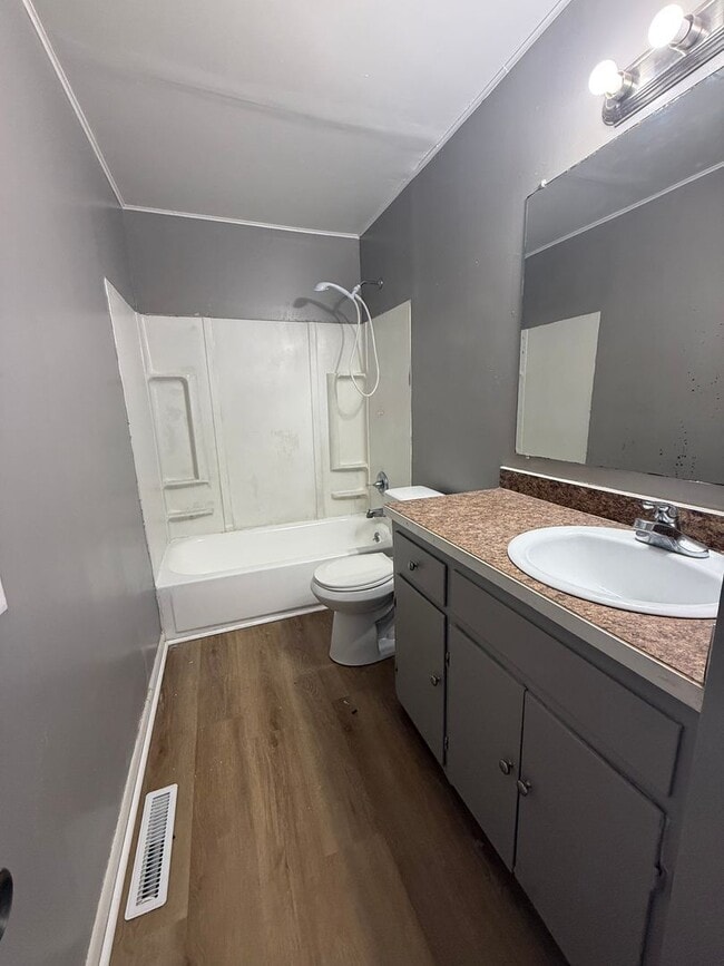 Building Photo - 4 Bedroom 1 Bath house with a HUGE Yard & Shop!!