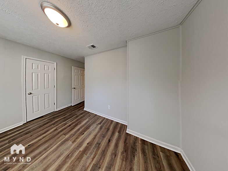 Building Photo - 6100 Shadow Glen Ct SW