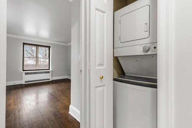 Building Photo - 25 W Elm St