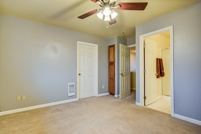 Building Photo - Spacious 2 Bedroom, 2.5 Bathroom Townhome ...