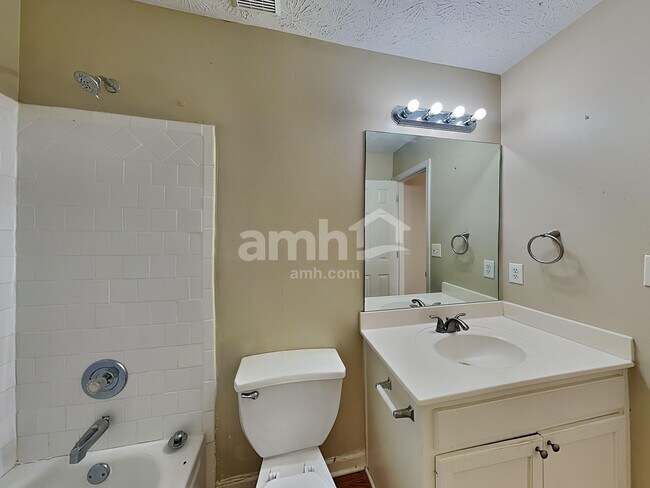 Building Photo - 700 Rosehill Ln