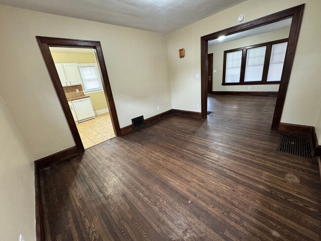 Building Photo - 3 Bedroom House