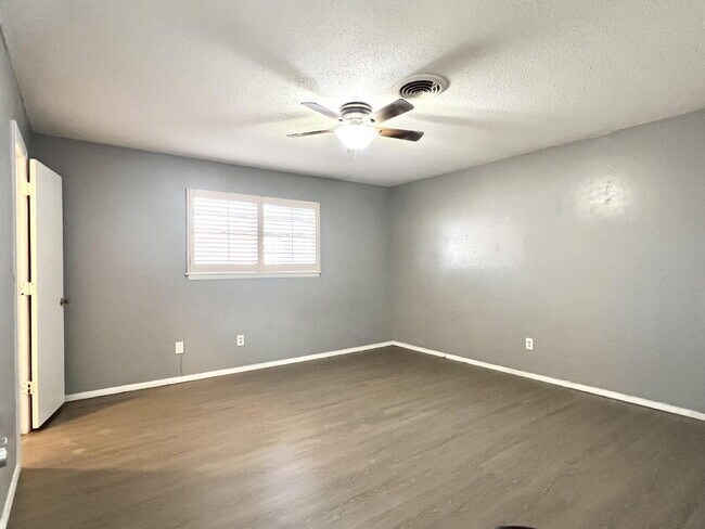 Building Photo - 6903 Hartford Ave