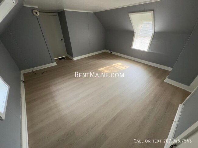 Building Photo - 225 Center St