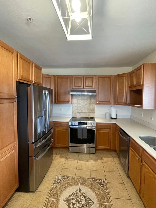 Building Photo - Top Floor Opukea Three Bedroom/Two Bathroom