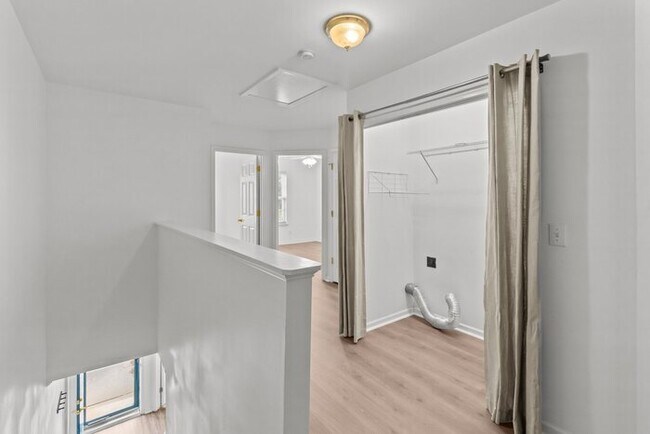 Building Photo - Your Perfect Townhome Is Here!