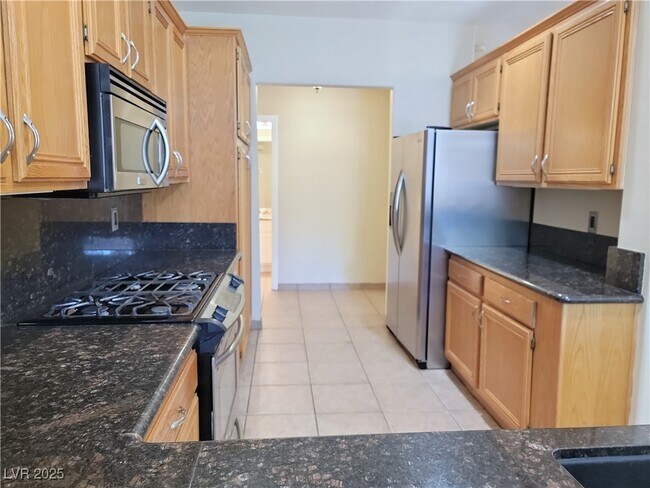 Building Photo - 948 Lloyd George Dr